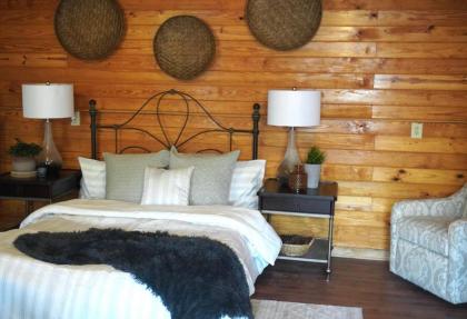 The Cave at Shady Woods - 1 Bedroom Studio - Walk to Downtown!