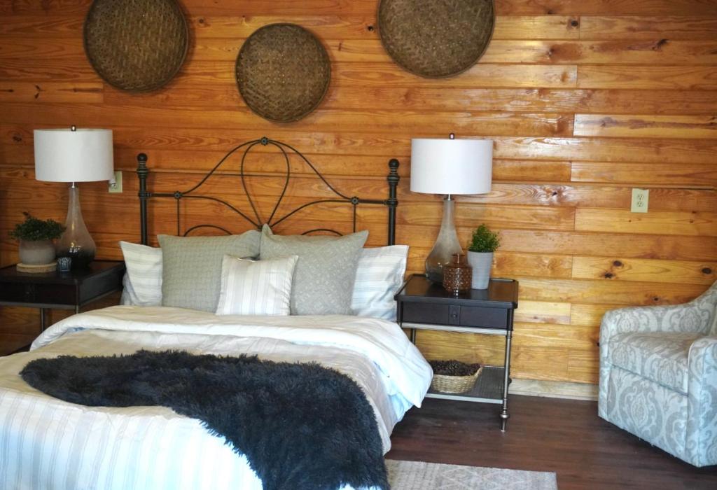 The Cave at Shady Woods - 1 Bedroom Studio - Walk to Downtown! - main image