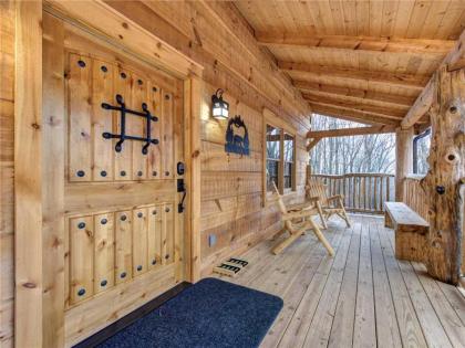 Cozy Cub Hideaway 2 BR Hot Tub Pool Access Fireplace Sleeps 6 - image 3