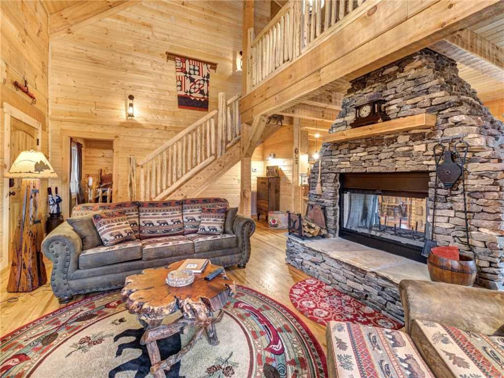 Cozy Cub Hideaway 2 BR Hot Tub Pool Access Fireplace Sleeps 6 - image 4