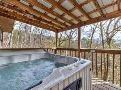 mountain treasure 2 BR Pool Access Hot tub Sleeps 6 Gatlinburg Tennessee