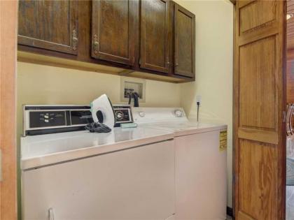 Mountain Treasure 2 BR Pool Access Hot Tub Sleeps 6 - image 16