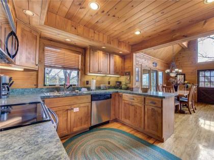 Mountain Treasure 2 BR Pool Access Hot Tub Sleeps 6 - image 9
