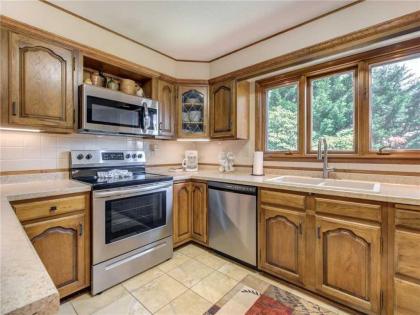 Mountain Splendor 4 Bedrooms Pets Game Room Pool Access Sleeps 12 - image 8