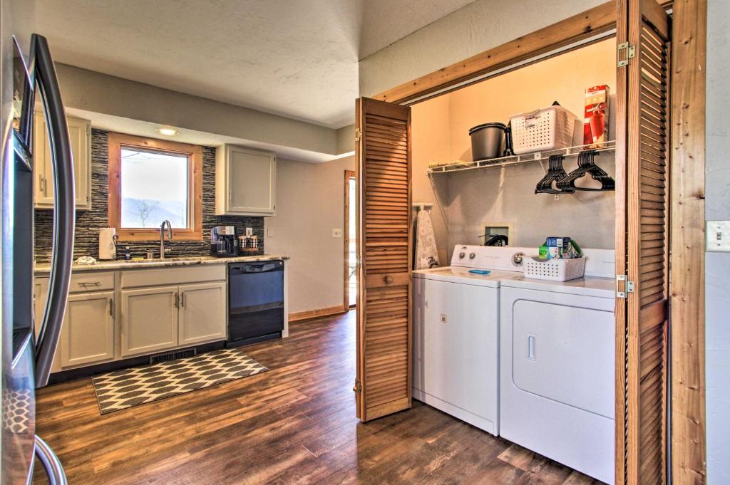 Luxury Cabin with Sweeping Smoky Mountain Views! - image 5