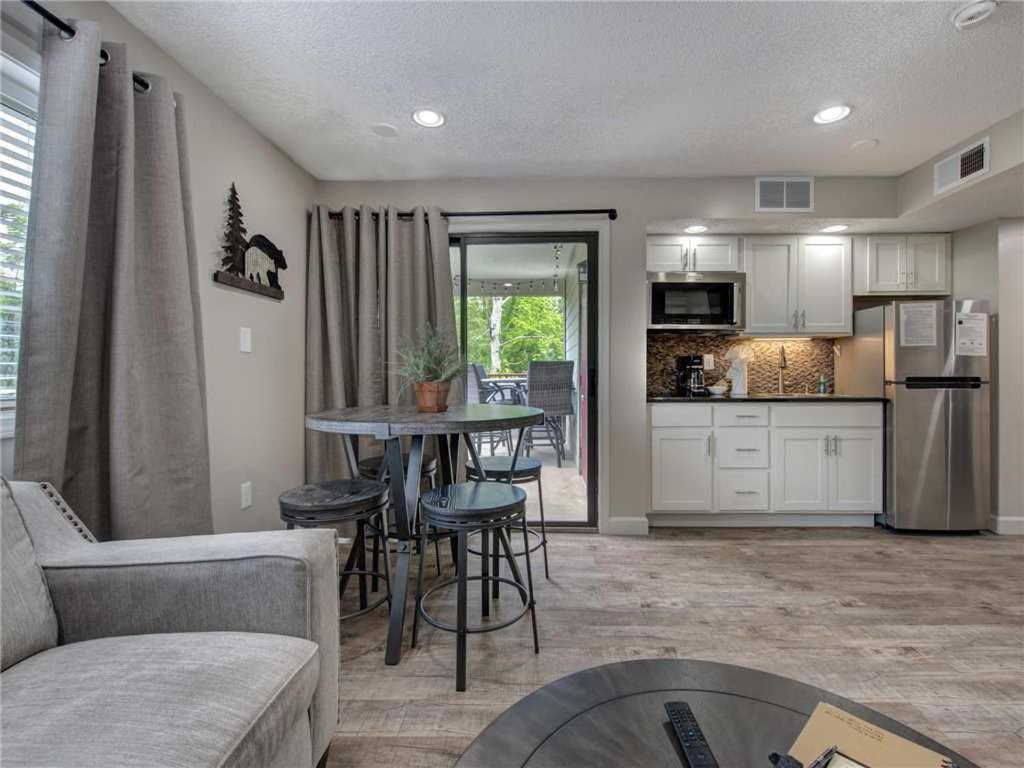 Our Mountain Home 2 Bedrooms Walk Downtown Pool Access WiFi Sleeps 4 - image 4