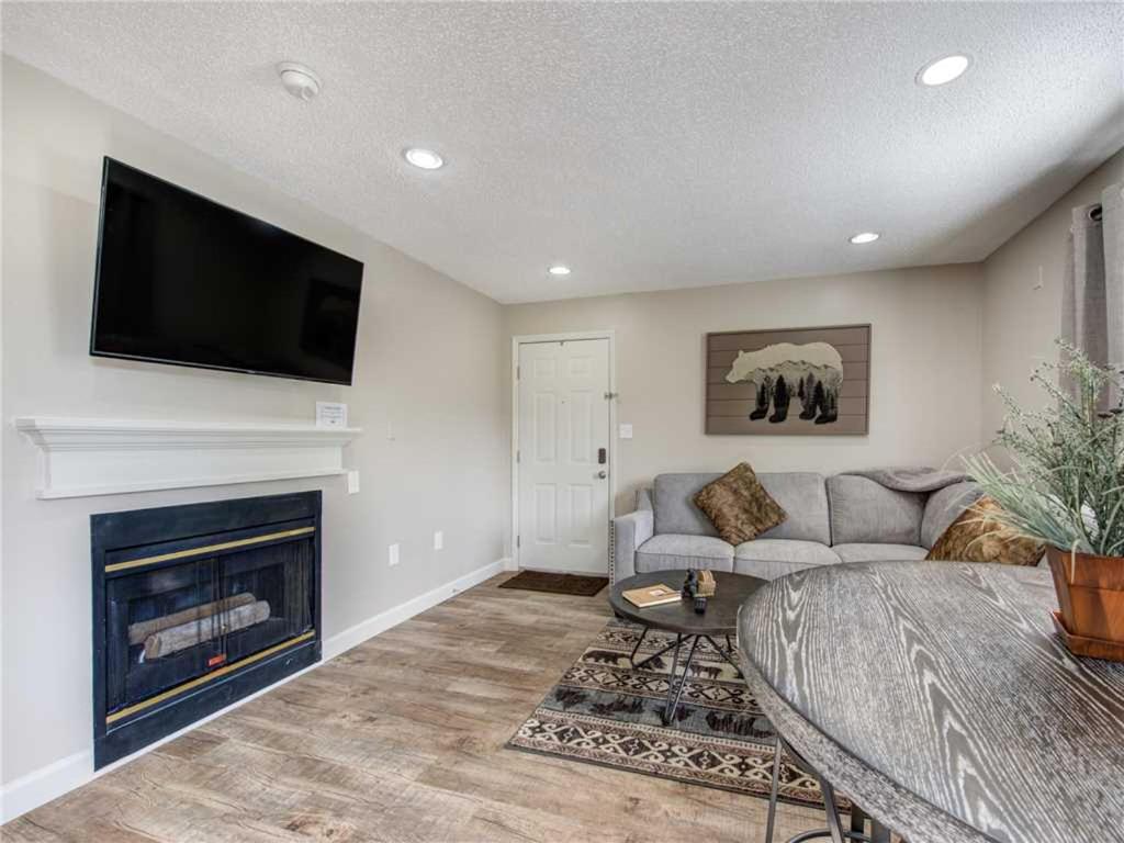 Our Mountain Home 2 Bedrooms Walk Downtown Pool Access WiFi Sleeps 4 - image 6