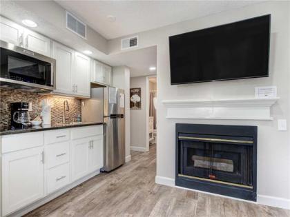 Our Mountain Home 2 Bedrooms Walk Downtown Pool Access WiFi Sleeps 4 - image 7