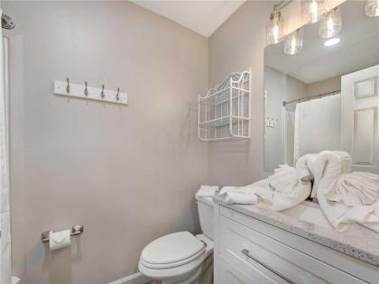 Our Mountain Home 2 Bedrooms Walk Downtown Pool Access WiFi Sleeps 4 - image 9