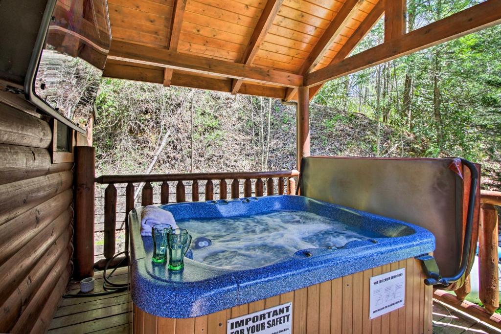 Gatlinburg Mountain Heaven Retreat Hot Tub Games - image 4