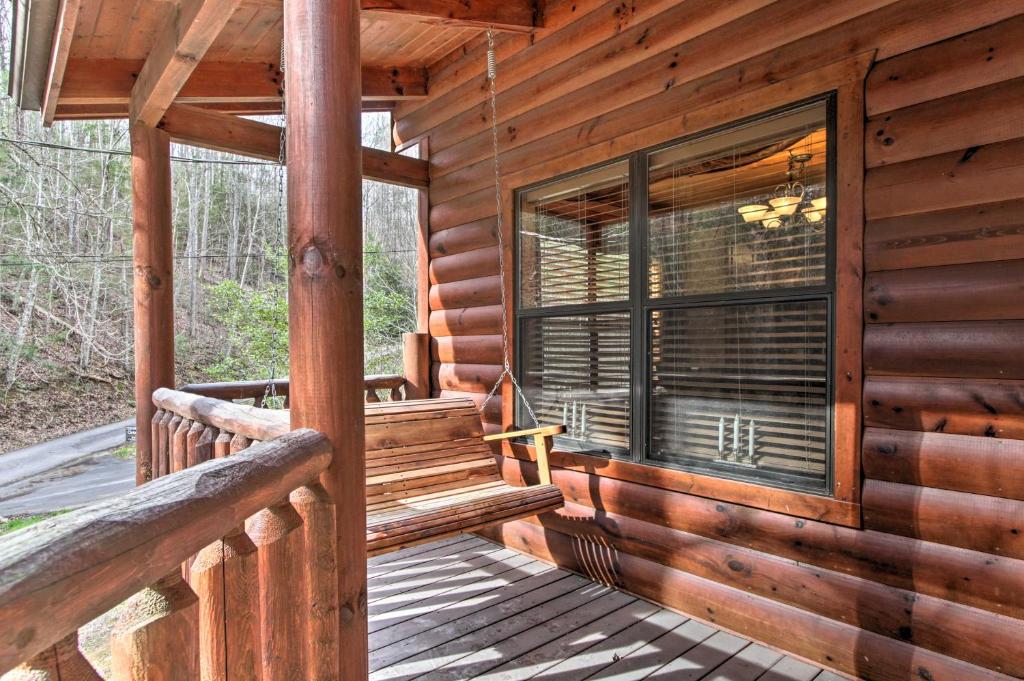 Gatlinburg Mountain Heaven Retreat Hot Tub Games - image 5