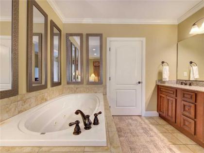 City Bear 2BR Pool Spa Downtown Gatlinburg Sleeps 6 - image 11