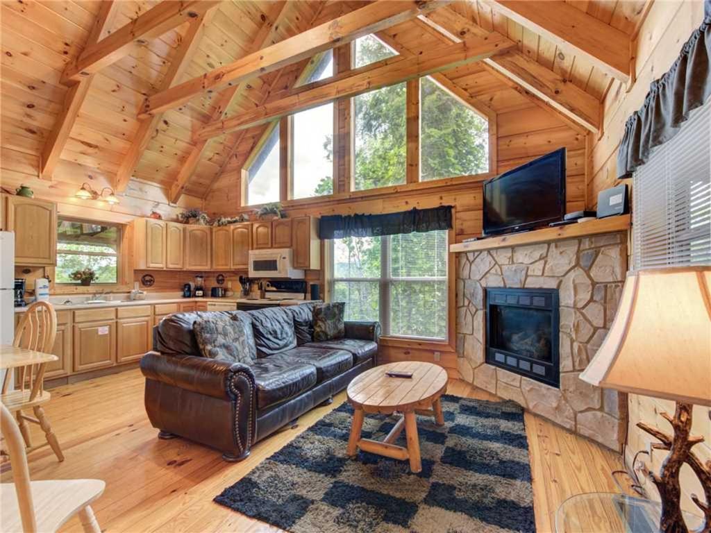 The Vinson 1 Bedroom Loft Game Room Hot Tub Theater Room Sleeps 4 - main image
