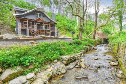 Noir Pine Creekside Chalet