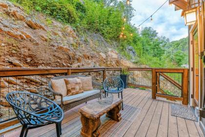 Noir Pine Creekside Chalet - image 10