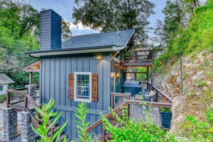 Noir Pine Creekside Chalet - image 16