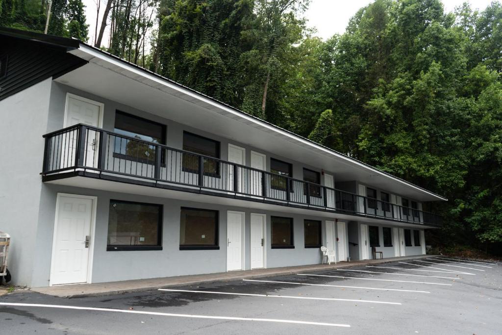 Gatlinburg Mountain Inn - image 2