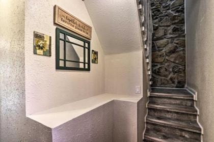 Updated Cobbly Nob Resort Home with Hot Tub!