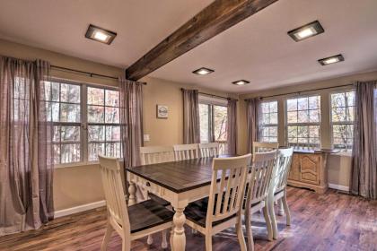 Updated Cobbly Nob Resort Home with Hot Tub! - image 11