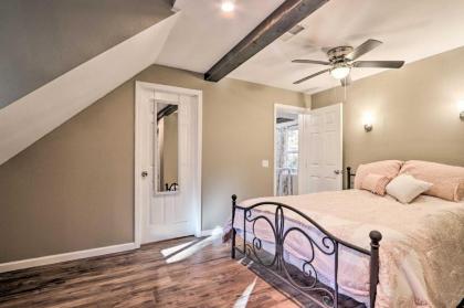 Updated Cobbly Nob Resort Home with Hot Tub! - image 19