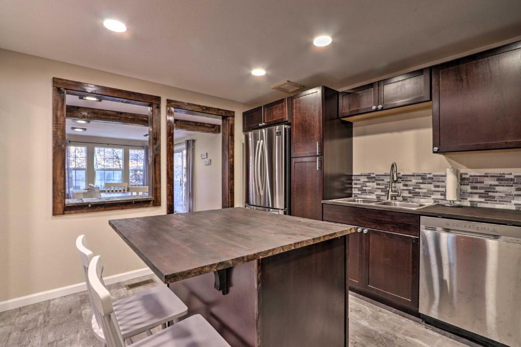 Updated Cobbly Nob Resort Home with Hot Tub! - image 5