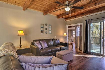 Updated Cobbly Nob Resort Home with Hot Tub! - image 7