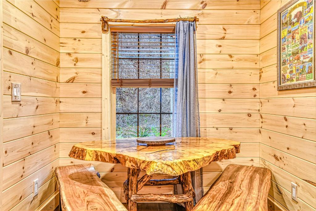 Alpine Creekside Chalet - image 7