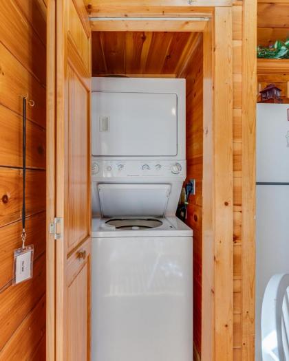 Hugs N Kisses Pool Table Hot Tub Pool Table Community Pool Close to Downtown Gatlinburg - image 21