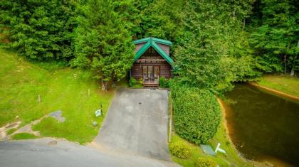 Hugs N Kisses Pool Table Hot Tub Pool Table Community Pool Close to Downtown Gatlinburg - image 24