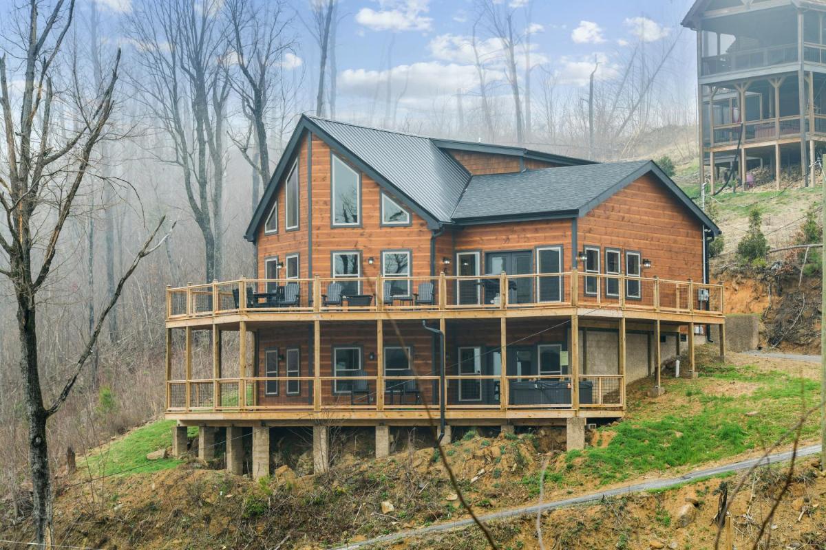 Stacked Deck cabin - main image