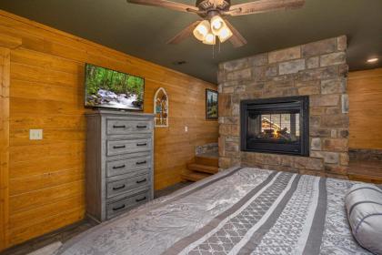 Poolside Paradise chalet - image 18