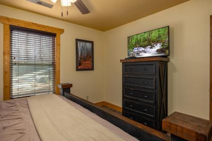 Poolside Paradise chalet - image 22