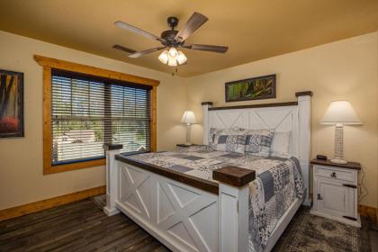 Poolside Paradise chalet - image 24