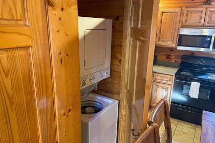 Black Bear Hideaway Cabin - image 9