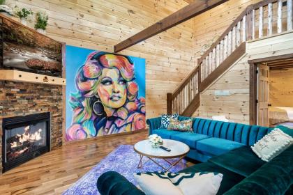 Dolly's Cute Cabin! 4 Suites - Hot Tub Fire Pit Game Room