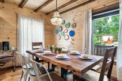 Dolly's Cute Cabin! 4 Suites - Hot Tub Fire Pit Game Room - image 11