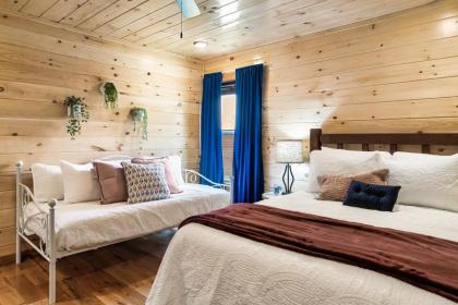 Dolly's Cute Cabin! 4 Suites - Hot Tub Fire Pit Game Room - image 14