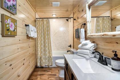 Dolly's Cute Cabin! 4 Suites - Hot Tub Fire Pit Game Room - image 15