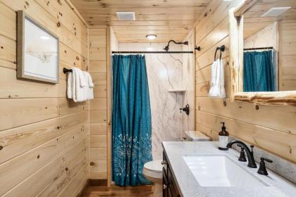 Dolly's Cute Cabin! 4 Suites - Hot Tub Fire Pit Game Room - image 17