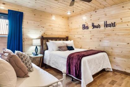 Dolly's Cute Cabin! 4 Suites - Hot Tub Fire Pit Game Room - image 19