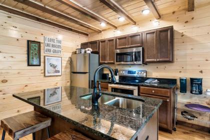 Dolly's Cute Cabin! 4 Suites - Hot Tub Fire Pit Game Room - image 20