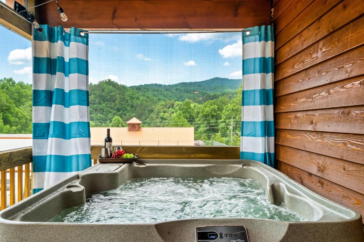 Dolly's Cute Cabin! 4 Suites - Hot Tub Fire Pit Game Room - image 3