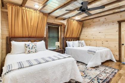 Dolly's Cute Cabin! 4 Suites - Hot Tub Fire Pit Game Room - image 9