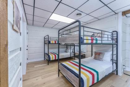 Grand Ole Mountain House Hot Tub Air Hockey Arcade Fire Pit Nintendo Game Console - image 24