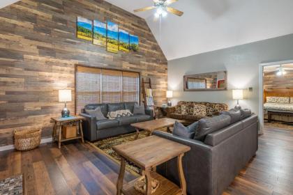 Lodge Bears Hideaway Gatlinburg Free Parking - image 8