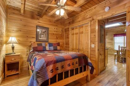 Point Of View - Spacious 2 Bedroom With a Loft Just off Glades Road cabin - image 11
