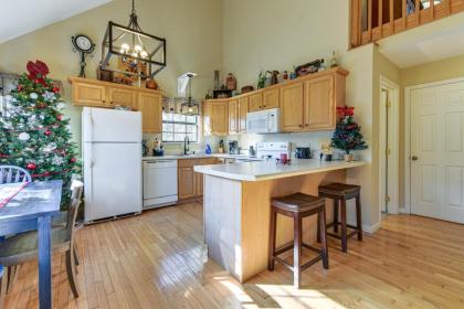 Gatlinburg Cabin Getaway with Mountain Views! - image 10