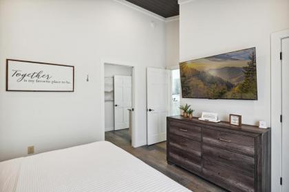 Sunset Chalet cabin - image 16