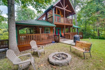 Gatlinburg Getaway Private Hot Tub and Fireplace!