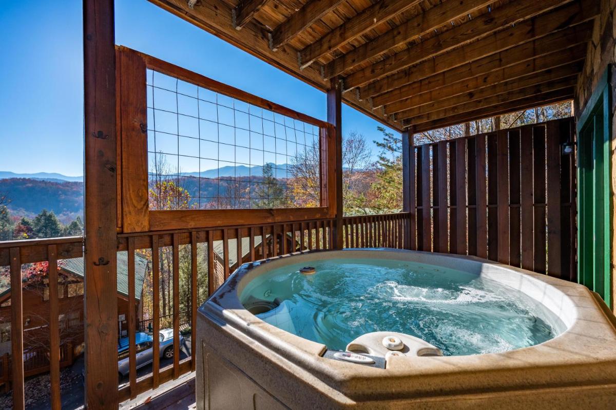Spacious Smokies Cabin - Hot Tub with Mountain Views - image 2